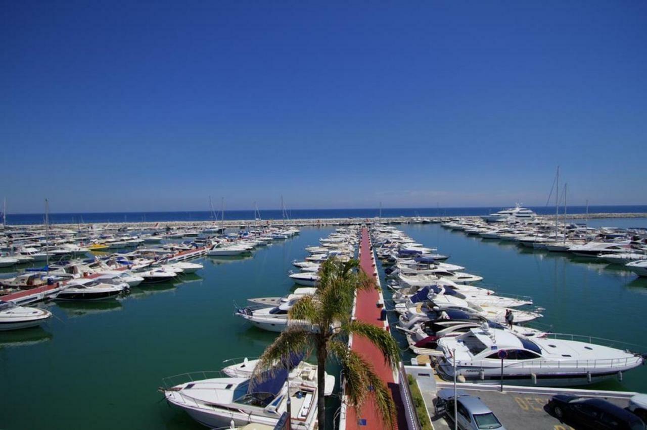 Ferienwohnung Apartament Aguamarina On The Beach Front Mijas Exterior foto